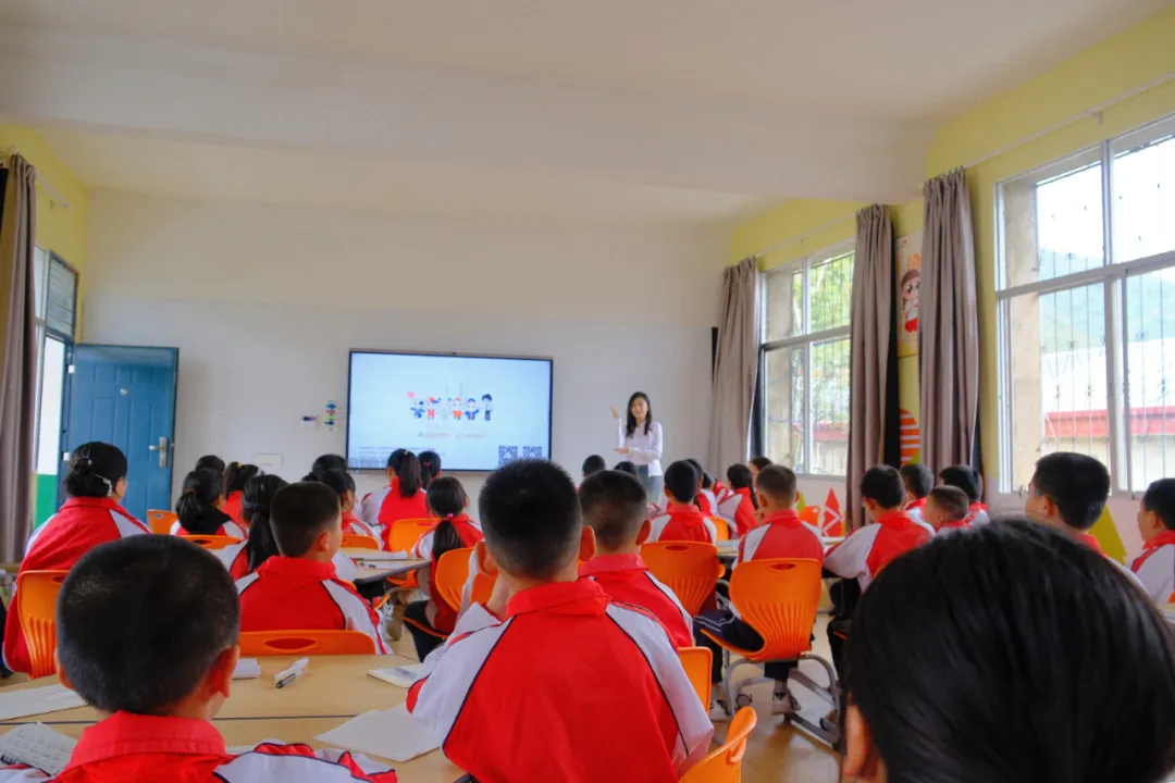 雅琪讲课 试马镇.jpg